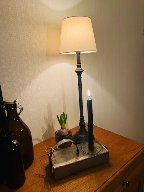 Ljusstake i plåt med utdragbar låda