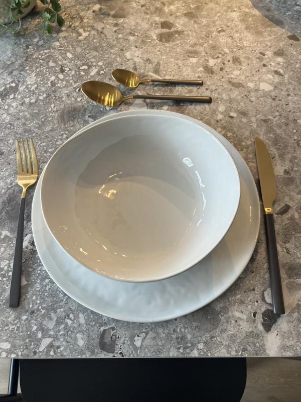 Vit sopptallrik och skål Bianca - oregelbunden kant och form