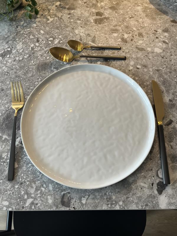 Stilren mattallrik Bianca med kant i vit keramik - tallrik i vitt porslin
