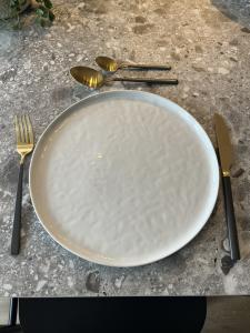 Stilren mattallrik Bianca med kant i vit keramik - tallrik i vitt porslin
