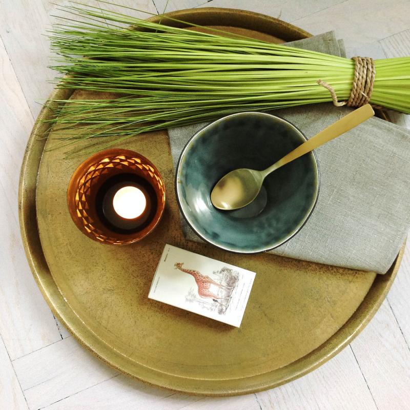 Bricka -  rund metallbricka för dukning och dekoration