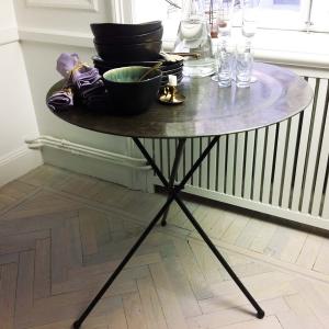 Benstativ i metall från Affari