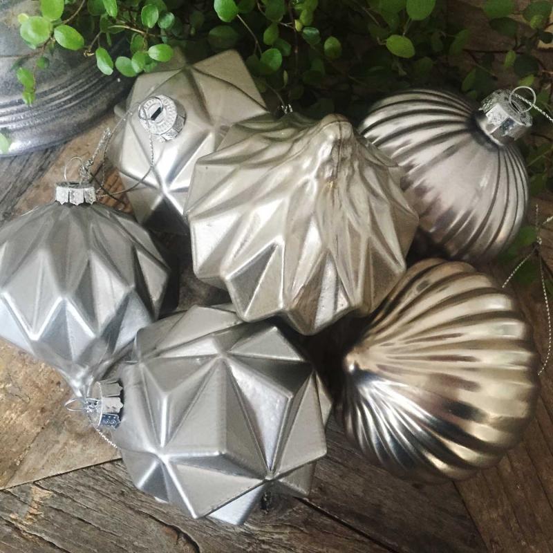 julgranskulor i glas i olika former