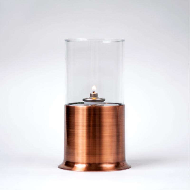 oljelampa med bas i koppar och med cylinder i klart glas