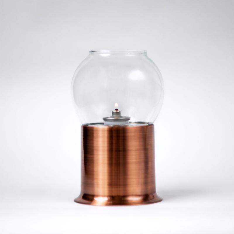 oljelampa med bas i mässing och med kupa i klart glas