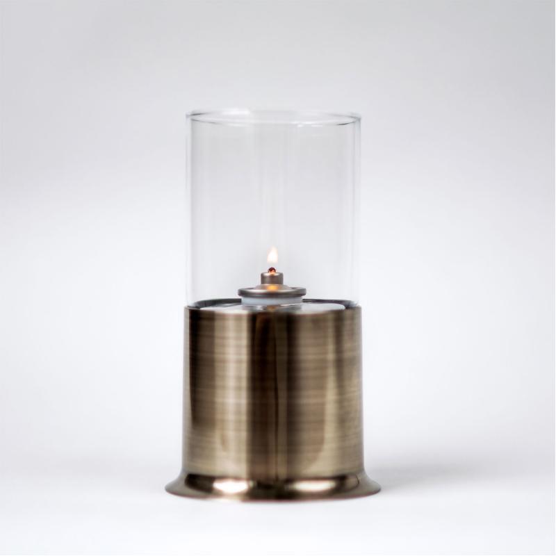 oljelampa med bas i borstat stål och med cylinder i klart glas
