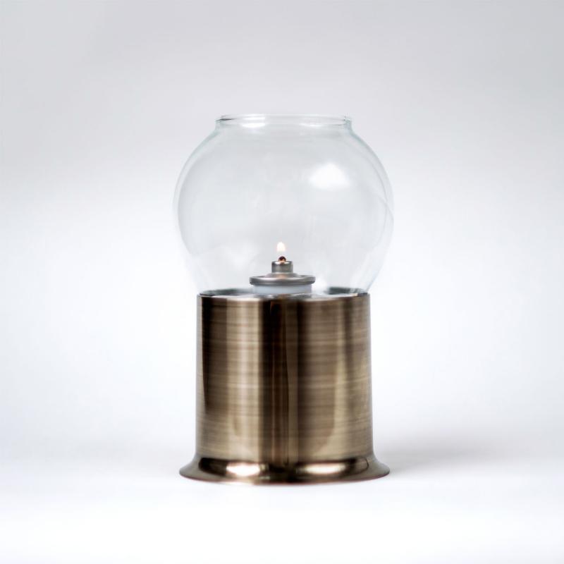 oljelampa med bas i borstat stål och med kupa i klart glas