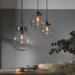 Bretagne glaskupoerl med metallfästen och detaljer i färgen antikmässing hänger i taket