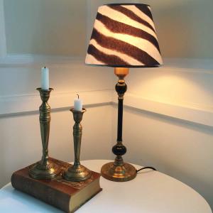 zebra lampskärm monterad på en bordslampa upptänd