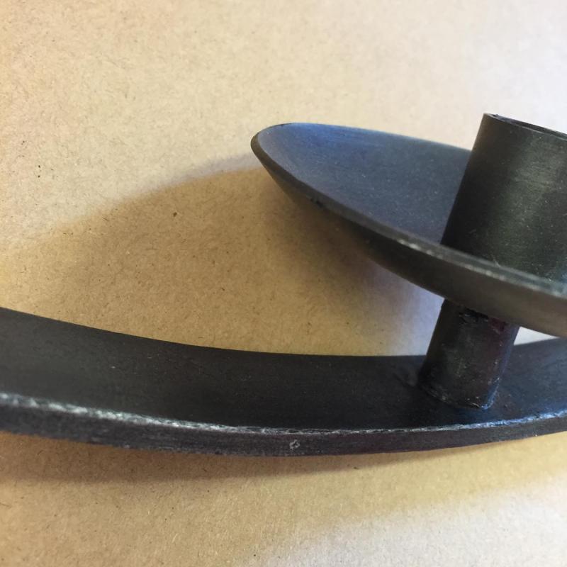 svart ljusring i smide – närbild