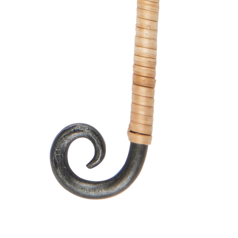 ljussläckare i svart metall och bambu närbild på smidesdetalj