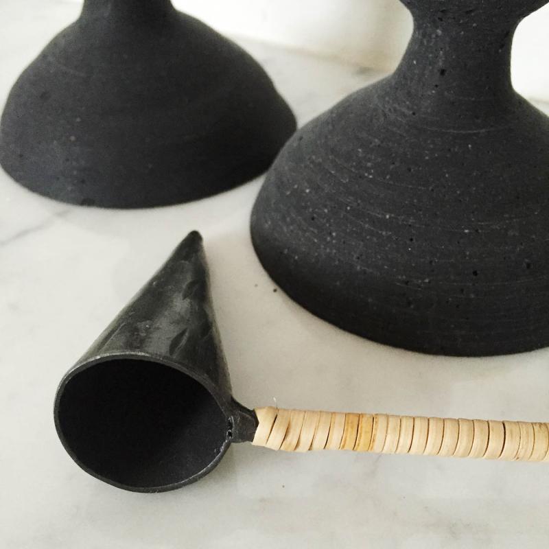 ljussläckare i svart metall och bambu