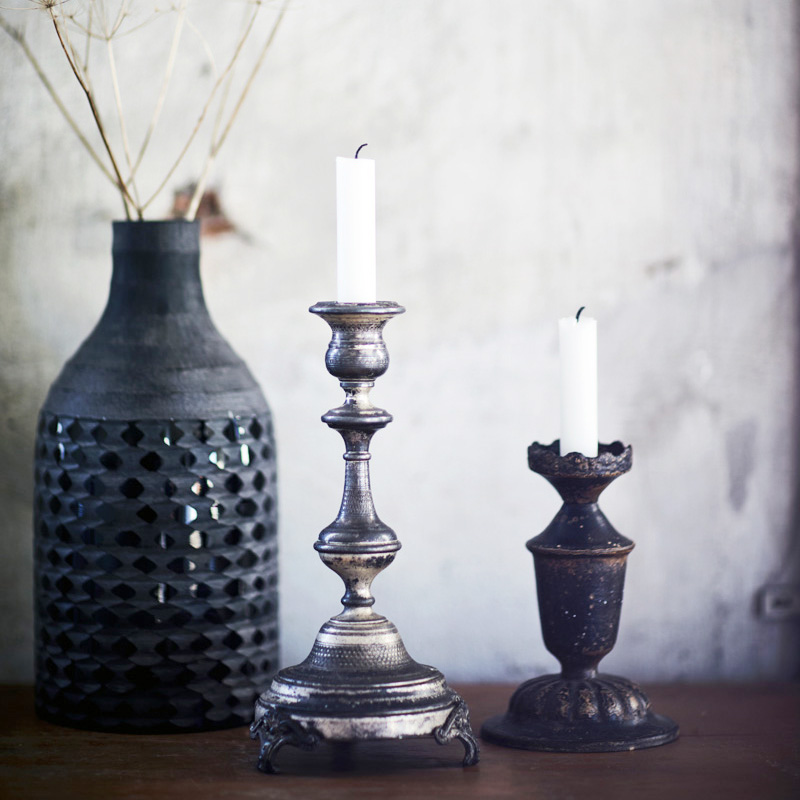 Alva ljusstake stående på ett bord