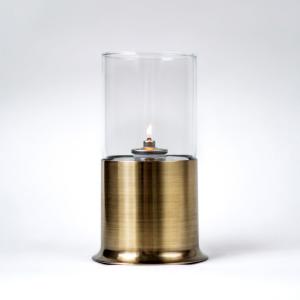 oljelampa med bas i mässing och med cylinder i klart glas
