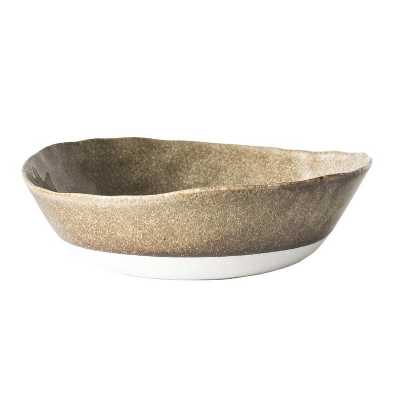 tallrik i jordfärgad keramik