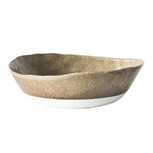 tallrik i jordfärgad keramik