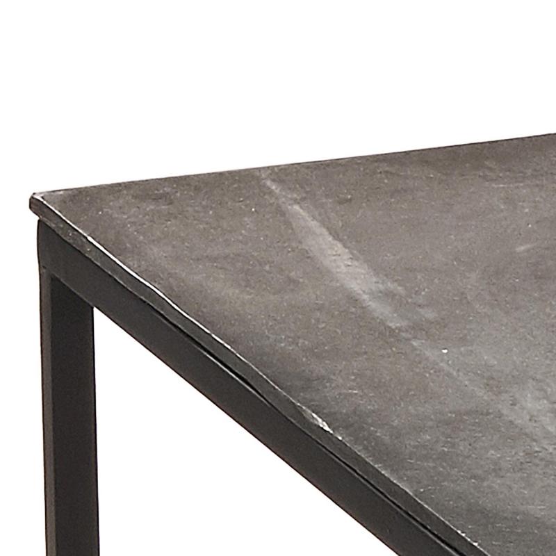 satsbord i metall – närbild av hörnan