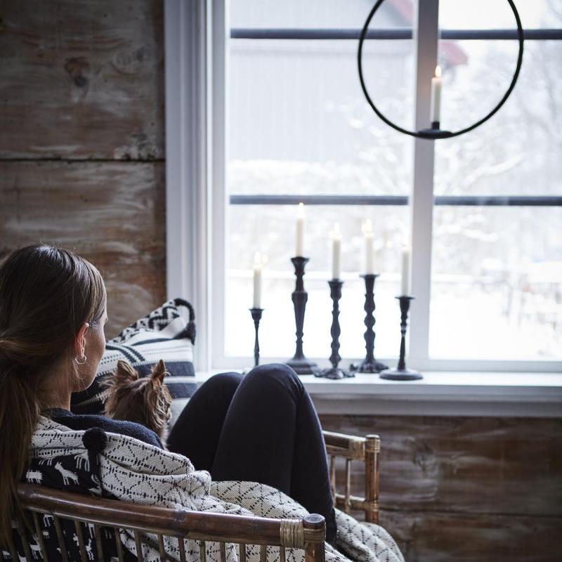 rund ljusring hängandes i fönster