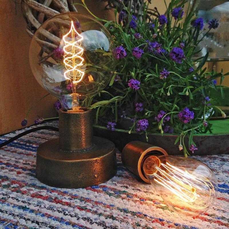 NOTICE Industrilampa eg lampfot. En lampa i industristil i mässingsfärgad och ruff metall
