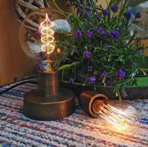 NOTICE Industrilampa eg lampfot. En lampa i industristil i mässingsfärgad och ruff metall