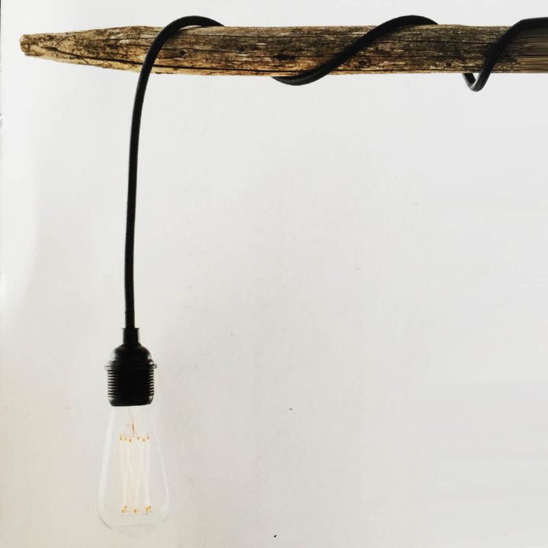 svart sladd för utomhusbruk med lamphållare