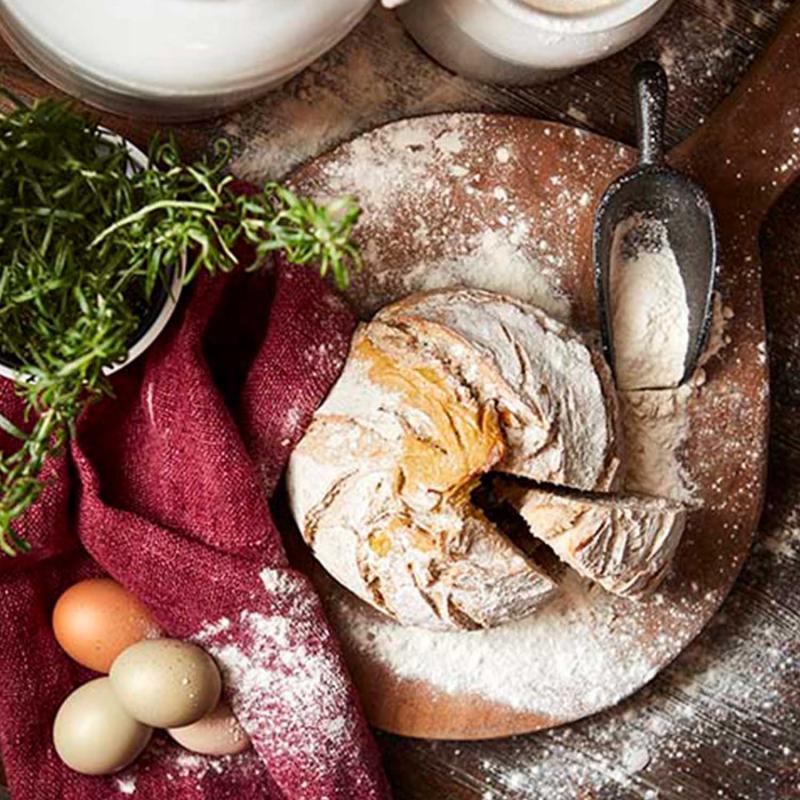 Skopa i gjutjärn med bröd och mjöl