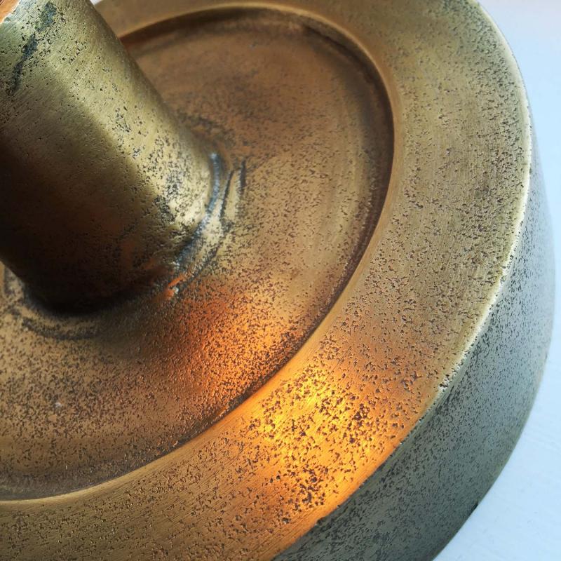 rund vägglampa i mässing – närbild