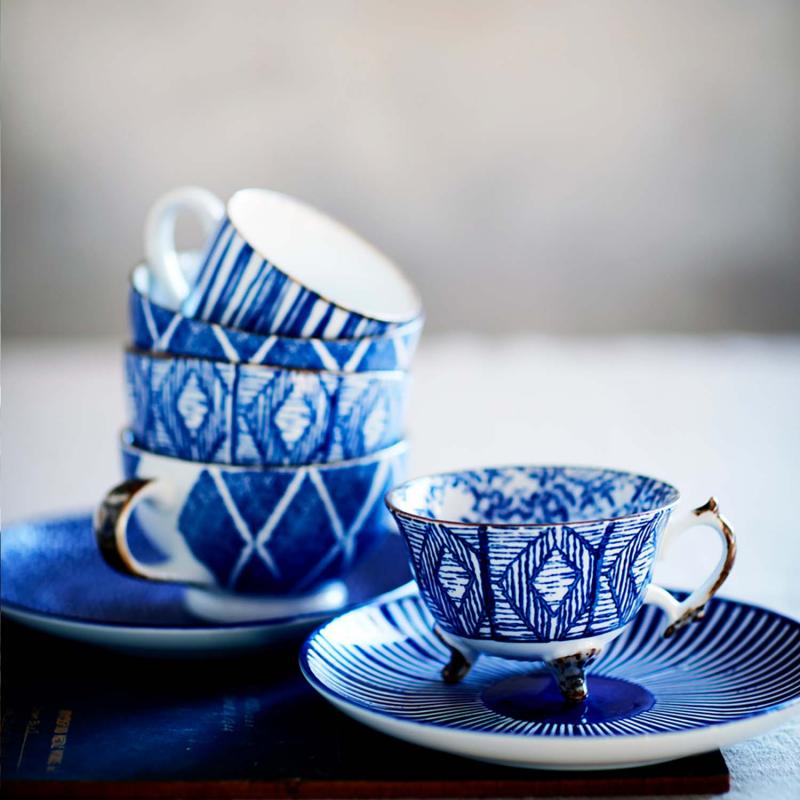 blåvit kaffekopp i porslin