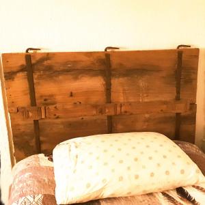 väggdekoration i gammalt trä som sänggavel