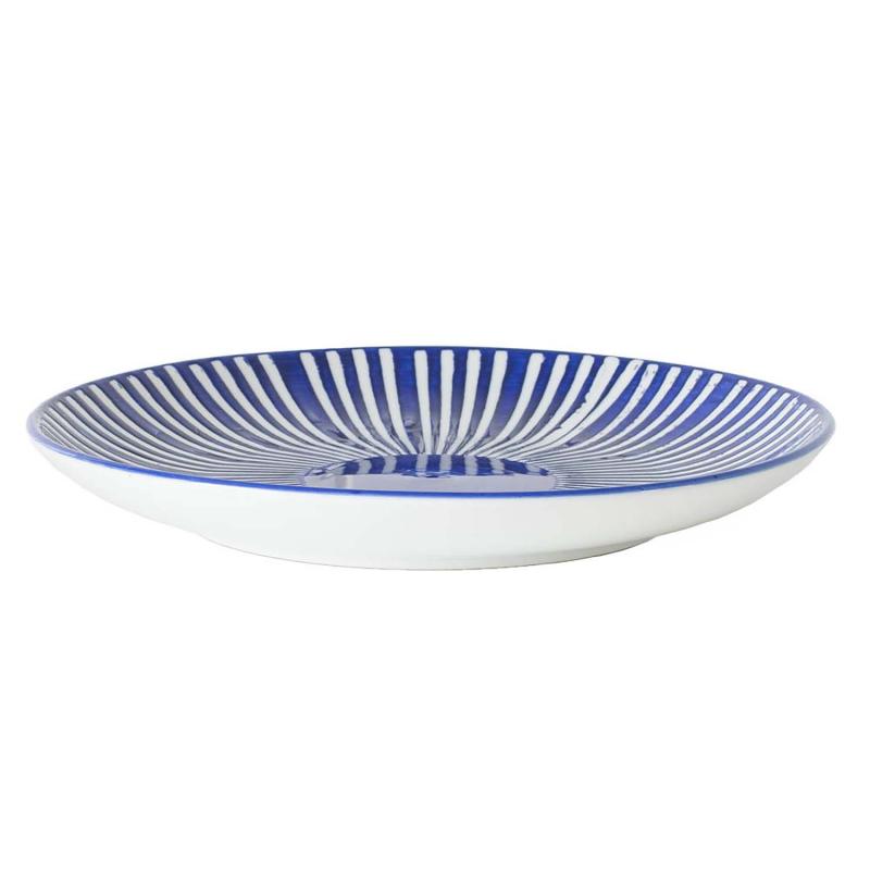 blå assiette från sidan med vackert blått linjemönster