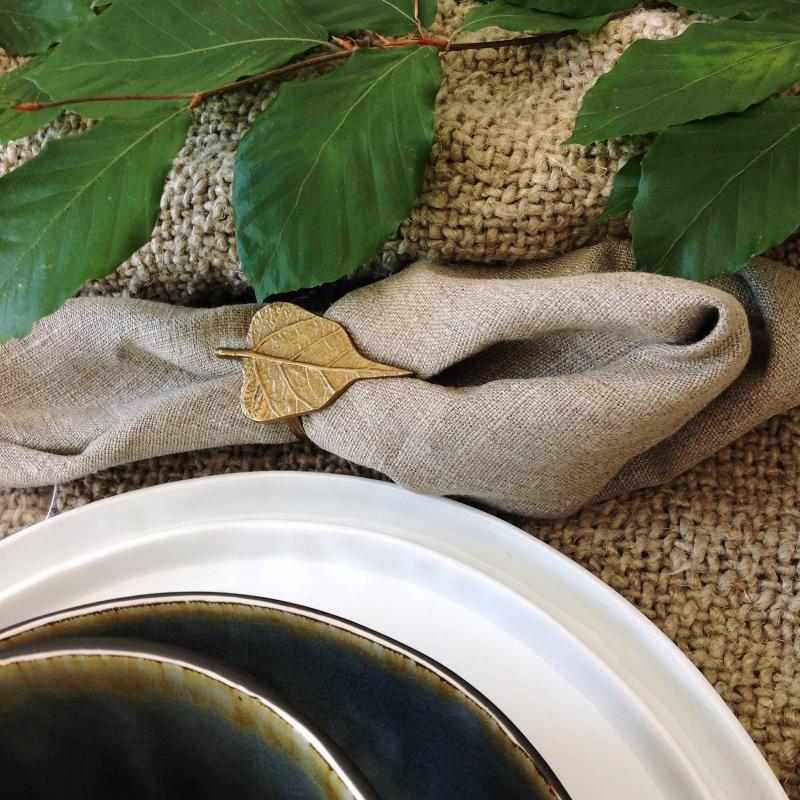 vit rund tallrik med skål ovanpå – närbild