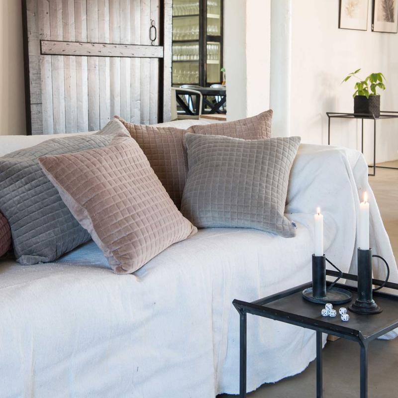 soffbord av metall i rum med soffa