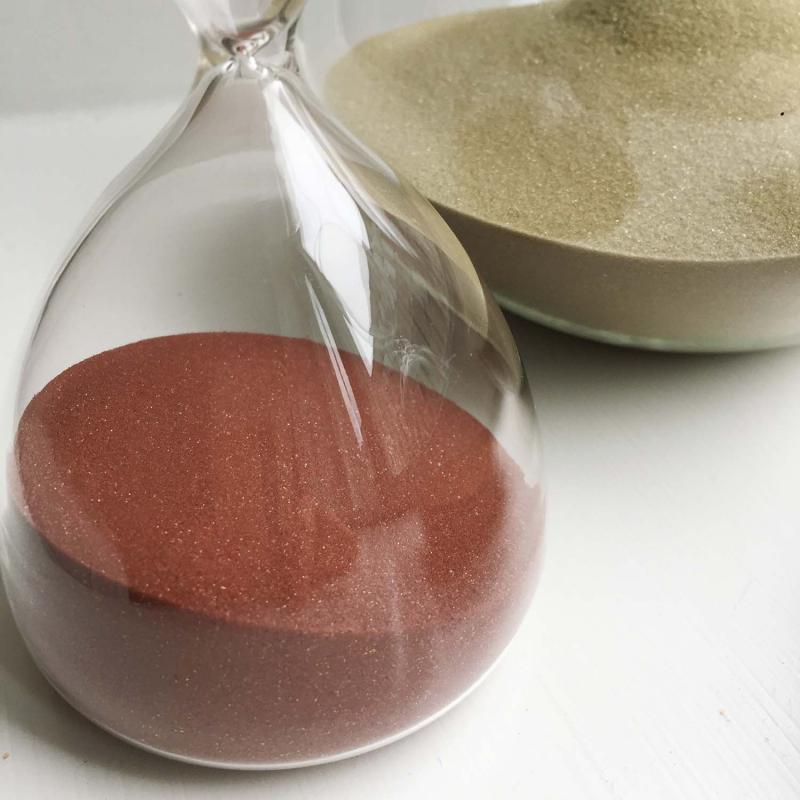 timglas med färgad sand – närbild