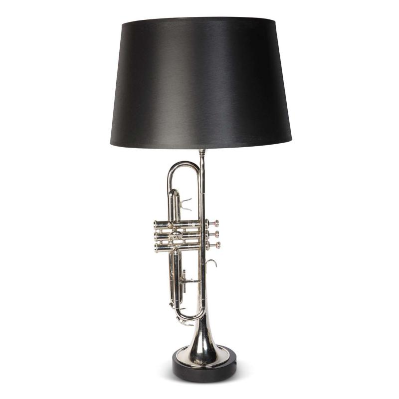 lampa med trumpetfot