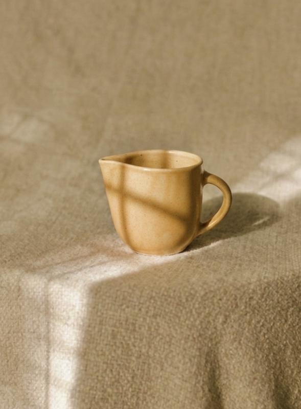 Liten kanna med handtag, Ockra