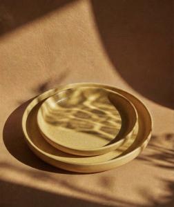 Tallrik med hög kant, Ockra