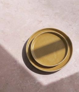 Slät tallrik, Ockra