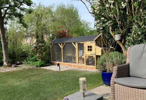 Lyxig hönsgård med värprede och stor hage Eva