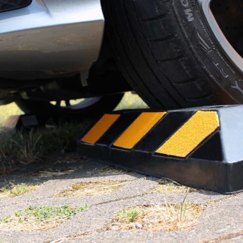 Hjulstopp set av 2 med reflexer 550 x 150 x 100 mm var