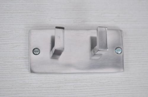 Två krokar på rektangulär platta