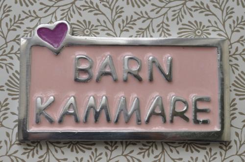 Skylt  BARNKAMMARE  rosa