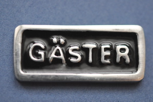 Skylt  GÄSTER  svart