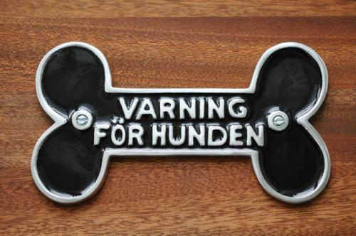 VARNING FÖR HUNDEN - skylt - hundbensform - svart botten