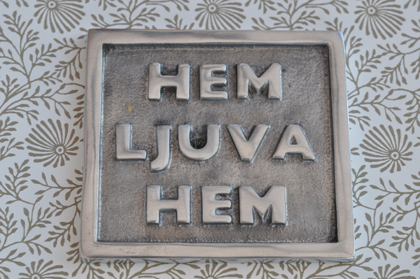 Skylt  HEM LJUVA HEM