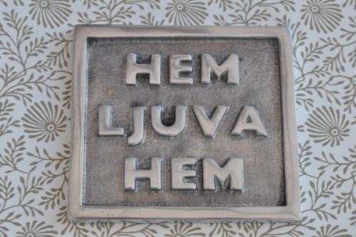 Skylt  HEM LJUVA HEM