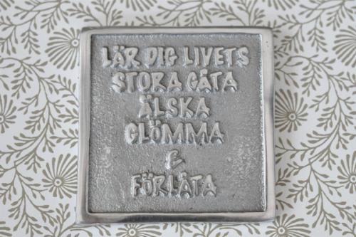 Skylt  LÄR DIG LIVETS STORA GÅTA