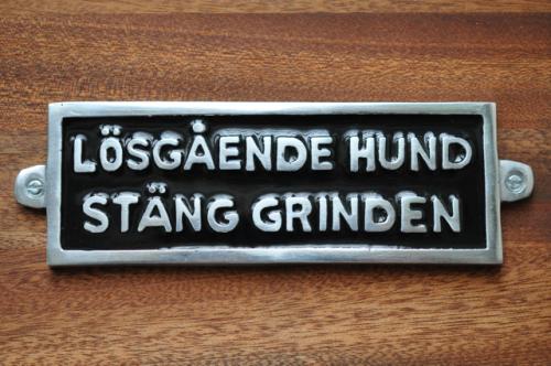 LÖSGÅENDE HUND - STÄNG GRINDEN