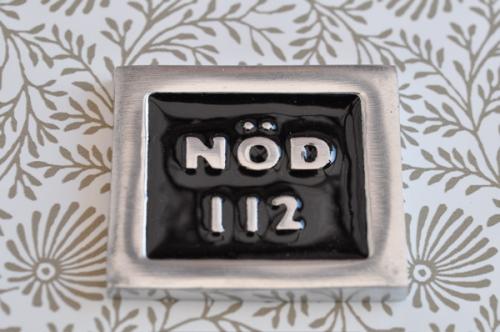 Telefonskylt  NÖD 112  svart