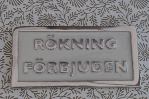 Skylt  RÖKNING FÖRBJUDEN  vit