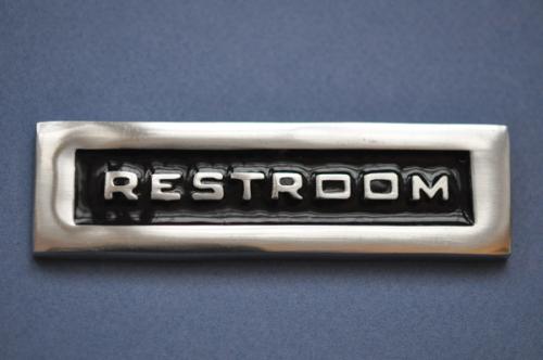 Skylt  RESTROOM  svart